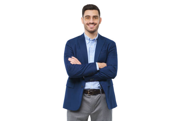 joven profesor con blazer azul, camisa casual y pantalones, sosteniendo los brazos cruzados, mirando a la cámara con sonrisa feliz confiada, aislado sobre fondo blanco - objeto masculino fotografías e imágenes de stock