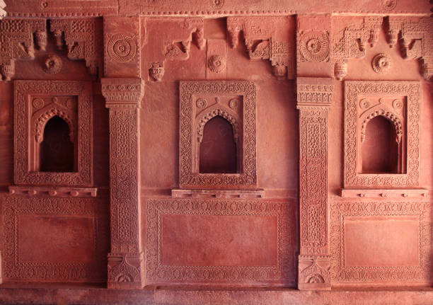 красный индийский дворец в фатехпур сикри - carving monument fort pradesh стоковые фото и изображения