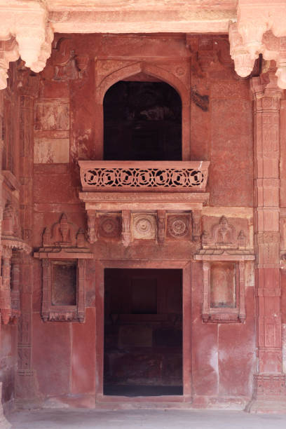 красный индийский дворец в фатехпур сикри - carving monument fort pradesh стоковые фото и изображения