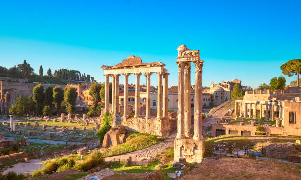 töm rom i gryningen. panoramabild av forum romanum, eller foro di cesare, eller forum för caesar, i rom, italien, tidigt på morgonen - forum romanum bildbanksfoton och bilder