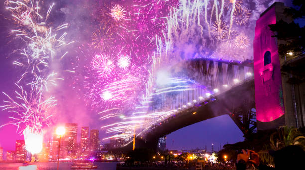 el puente del puerto de sídney en el espectáculo anual de fuegos artificiales de nochevieja de 2020 - sydney opera house sydney harbor opera house bright fotografías e imágenes de stock