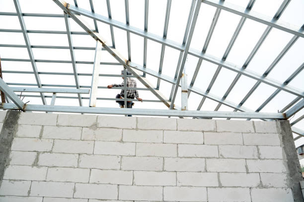 mur de briques aéré et cadre de toit en acier sur le chantier de construction. - roof lightweight industry architecture photos et images de collection