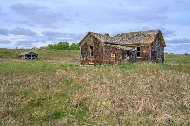 istock Old Prairie Homestead House 1226119394