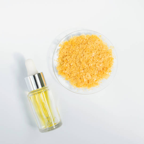 Organic Carnauba Wax come in the form of hard yellow flakes and is widely used in cosmetics as an emulsifier or as a thickening agent for lipstick, eyeliner, mascara, eye shadow, foundation, deodorant cera de carnauba orgánica vienen en forma de escamas amarillas duras y es ampliamente utilizado en cosméticos como un emulsionante o como un agente espesante para lápiz labial, delineador de ojos, rímel, sombra de ojos, base, desodorante