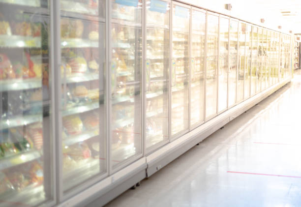 grande porta di vetro profondo congelatore refrigerante al supermercato. adatto per presentare nuovi gelati, torte e prodotti surgelati tra molti altri. - cibi surgelati foto e immagini stock