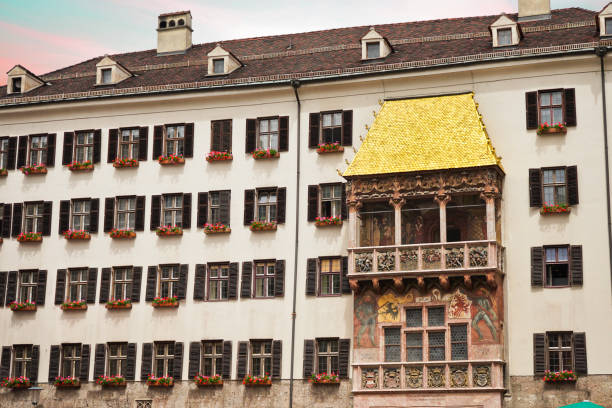 le toit d’or, détail du célèbre goldenes dachl à innsbruck en autriche. - innsbruck austria tirol european alps photos et images de collection