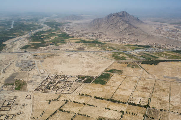 une montagne dans la région de kandahar, afghanistan - kandahar photos et images de collection