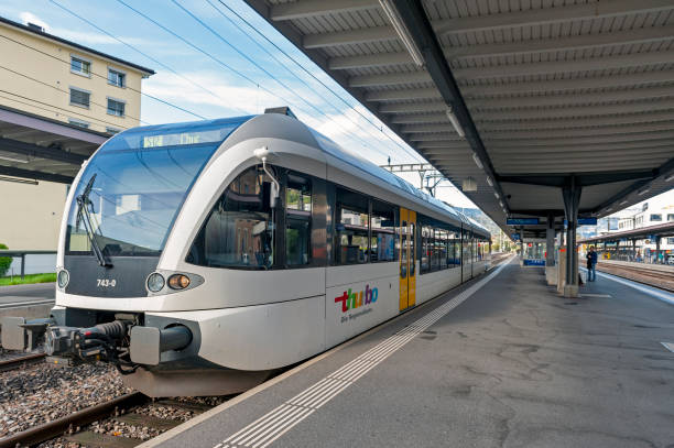 pociąg st. gallen s-bahn thurbo linii chur-rorschach dojeżdżający do dworca kolejowego sargans w szwajcarii - chur zdjęcia i obrazy z banku zdjęć