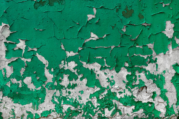 fondo abstracto psicodélico multicolor. escamas de pintura en la pared de hormigón - peeling paint wall white fotografías e imágenes de stock