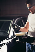 mechaniker-bereiten-sich-auf-polierauto-per-kraftpuffermaschine-vor.jpg?b=1&s=170x170&k=20&c=Bc6D4iYHeW0DAxP3nvMLjrX7uH21RNuT2jTevWvvc4A=