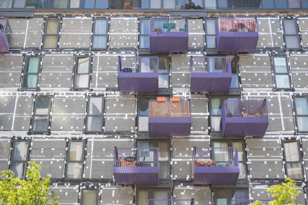 lavori di rivestimento in corso su un blocco di appartamenti a stratford, londra - cladding foto e immagini stock