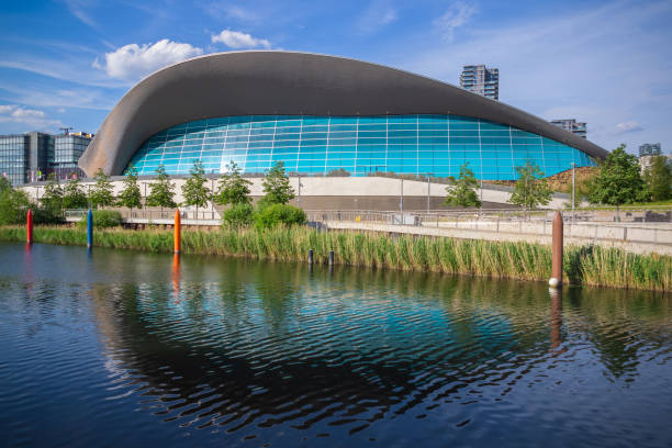 퀸 엘리자베스 올림픽 공원의 워터웍스 강을 반영한 런던 아쿠아틱 센터 - olympic park 뉴스 사진 이미지