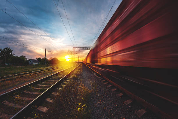 goederentrein beweegt zich met snelheid per spoor - goederentrein stockfoto's en -beelden