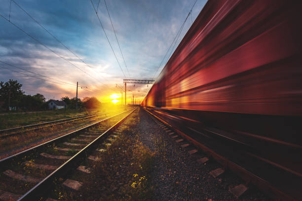 trem de carga se move com velocidade por trilho - freight train - fotografias e filmes do acervo
