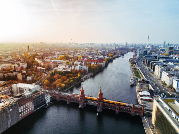 vista aérea de berlín con vistas al puente oberbaum y u-bahn amarillo en el soleado día de otoño - berlin germany facade day outdoors fotografías e imágenes de stock