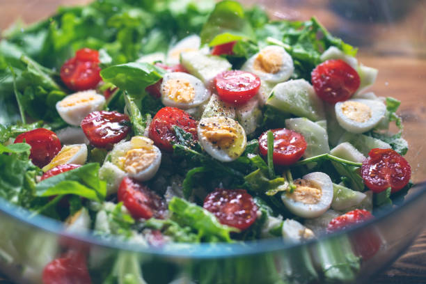 ensalada con lechuga, tomates cherry, pepino y huevos de codorniz - huevo de codorniz fotografías e imágenes de stock