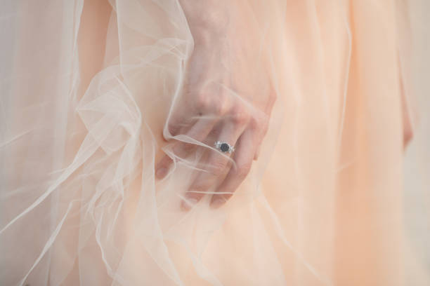 brauthand mit einem ring unter einem schleier - veil bride lace married stock-fotos und bilder