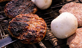 rindfleisch-bbq-kochen-von-burger-fleisch-und-pilz-eisengrill-grillpfanne-mit-feuer-und-essen.jpg?b=1&s=170x170&k=20&c=SBtt0PnIJdYEFk_OeEVkXNqzpJCjV1GO0pr5mbUd70I=