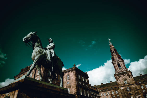 statua equestre al parlamento folketing di copenaghen - denmark danish culture copenhagen sculpture foto e immagini stock