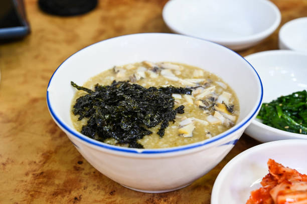 samgyetang to zupa z żeń-szenia z kurczaka z koreańskiego. wewnątrz kurczaka nadziewane różnego rodzaju zioła. podawane w kamiennym garnku zupy gorące jedzenie uważa się promować zdrowie i odżywianie. - stonemade zdjęcia i obrazy z banku zdjęć