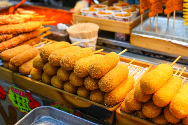 ciudad de busan, corea del sur - nov 03, 2019: perros calientes de merienda callejera coreana. - corn dog fotografías e imágenes de stock