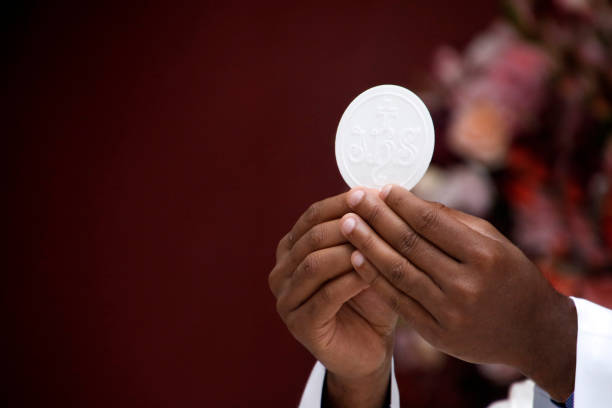 le prêtre célèbre la messe à l’église - corpus christi celebration photos et images de collection