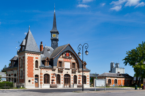 The Senlis railway station was opened from 1862 to 1950. After that, the line served only freight service until january 1990 when the station forecourt was used as bus station instead. The actual building built in 1922 by Gustave Umbdenstock is listed as a historic monument since 2001.