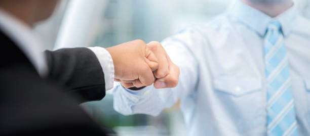 Fauststoß kollidieren Vereinbarung von zwei Geschäftsmann, zeigen Stärke Teamarbeit, Handshake-Verhandlungen enden zusammen nach gutem Deal, Panorama-Banner. – Foto