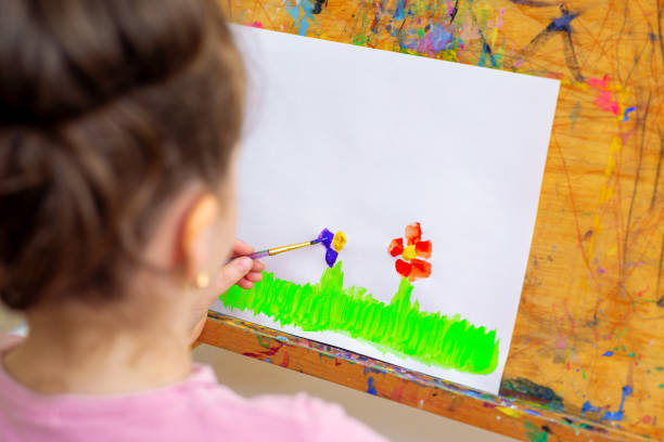 istock Child is drawing flowers 1226236540