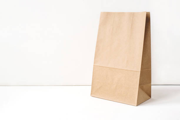 papier handwerk tasche auf weißem hintergrund. - lunch take out food bag paper bag stock-fotos und bilder