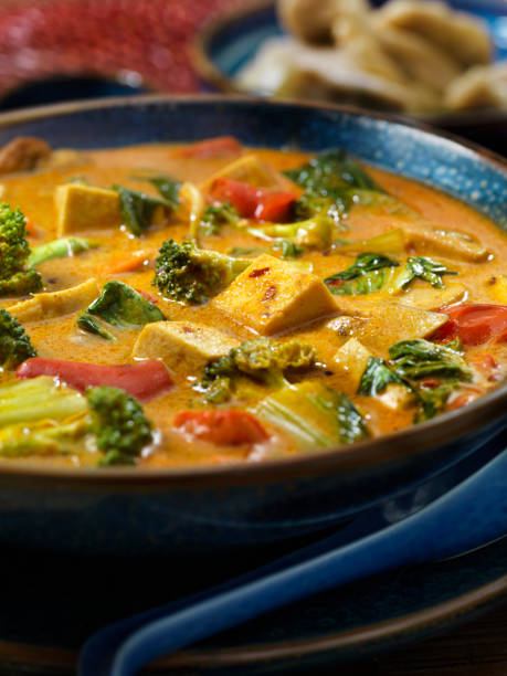 cremige tofu currysuppe mit gemüse - tofu chinese cuisine vegetarian food broccoli stock-fotos und bilder