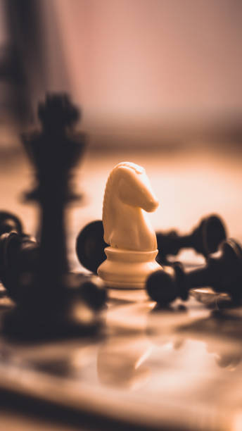 pièces d’échecs - chess leisure games chess queen skill photos et images de collection