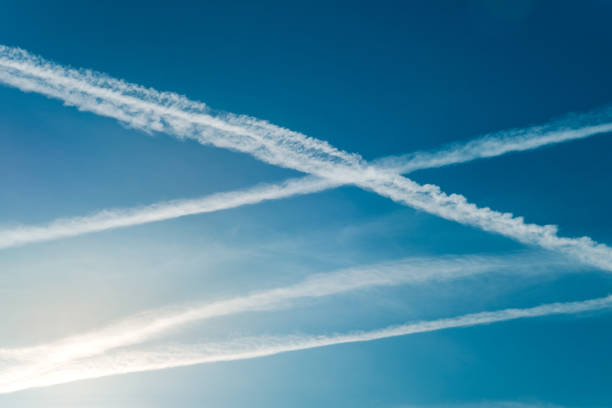 cielo blu con nuvole a strisce. - vapor trail cirrus sky cloudscape foto e immagini stock