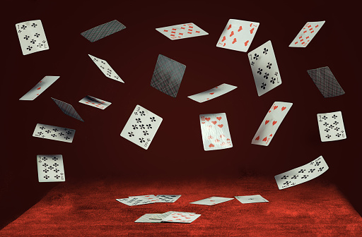 jugando a las cartas caen en una mesa con tela roja photo