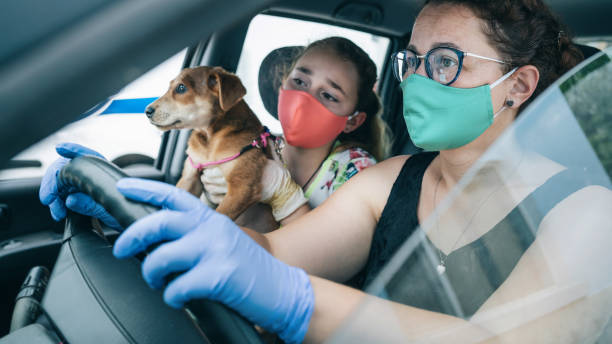 madre e figlia in viaggio durante il covid-19 - remote dog control animal foto e immagini stock