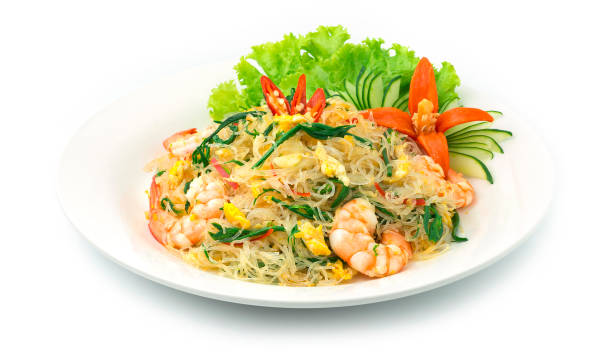 smażony makaron vermicelli z akacji, jajkiem i krewetkami dekoruje warzywa, ogórek i chili tajskie jedzenie - cellophane noodles zdjęcia i obrazy z banku zdjęć