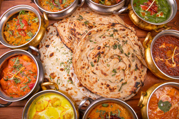platos de recogida de alimentos indios en la mesa - punjab fotografías e imágenes de stock