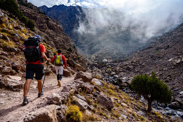 escursioni sulla montagna toubkal - atlas mountains foto e immagini stock