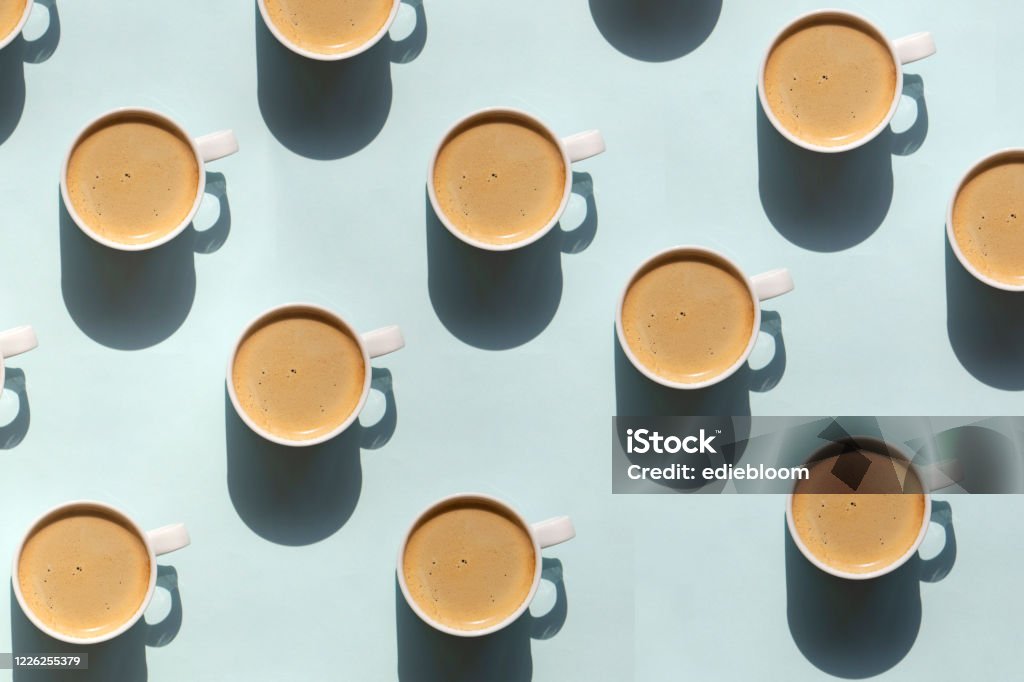 Muster aus Tasse Cappuccino auf blauem Hintergrund - Lizenzfrei Kaffee - Getränk Stock-Foto