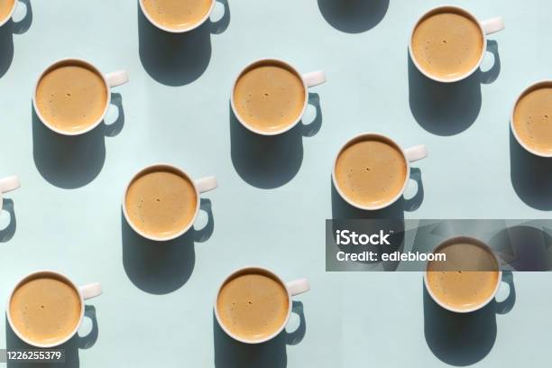 Muster Aus Tasse Cappuccino Auf Blauem Hintergrund Stockfoto und mehr Bilder von Kaffee - Getränk - Kaffee - Getränk, Kaffeetasse, Café