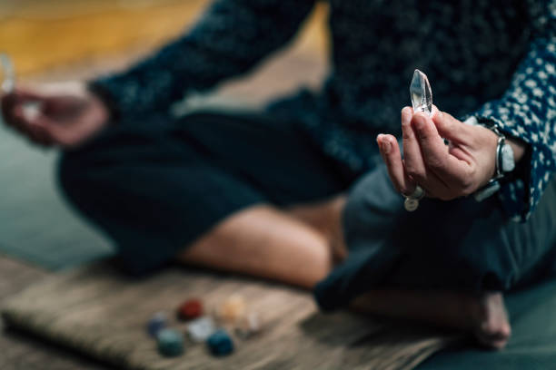 mulher meditando com quartzo cristal chakra varinha na mão - chakra crystal recovery spirituality - fotografias e filmes do acervo