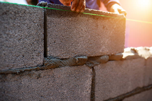 bloque de albañil en la construcción del edificio o construcción de casas de yeso. - mason brick bricklayer installing fotografías e imágenes de stock