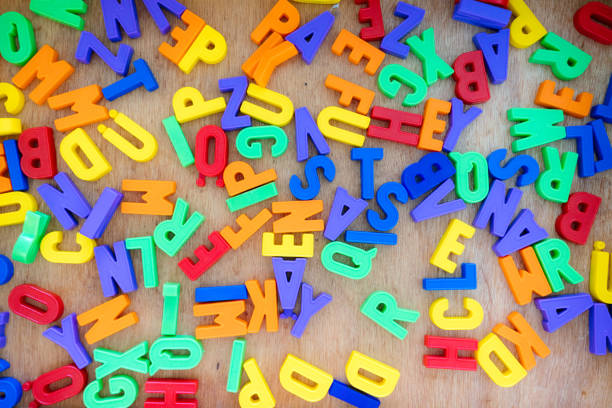 アルファベット学習コンセプト:幼稚園でおもちゃの文字をクローズアップ - alphabet characters close up color image ストックフォトと画像