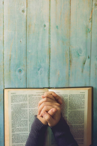 manos mujer orar en la biblia abierta, oración y adoración en la mañana con espacio de copia. - christian mujer leyendo la biblia fotografías e imágenes de stock