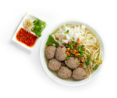 bakso-fleischb%C3%A4llchen-und-nudeln-mi