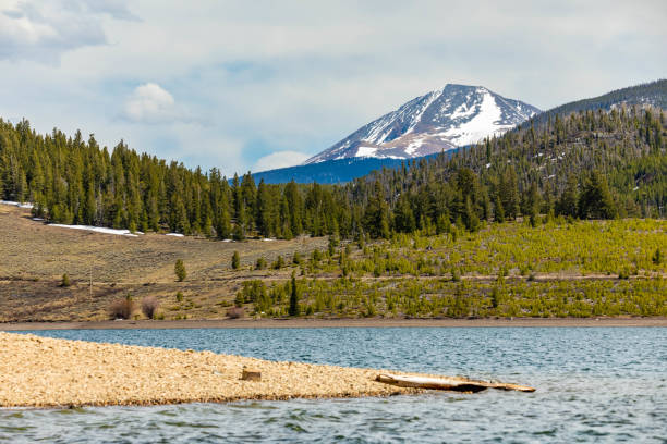 serbatoio del lago di dillon con montagne in colorado in estate - lake dillon foto e immagini stock