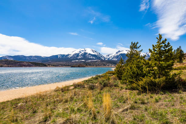 диллонское водохранилище с горами в колорадо летом - lake dillon стоковые фото и изображения