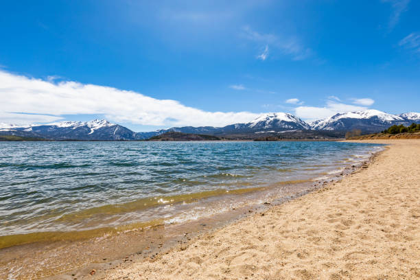 serbatoio del lago di dillon con montagne in colorado in estate - lake dillon foto e immagini stock