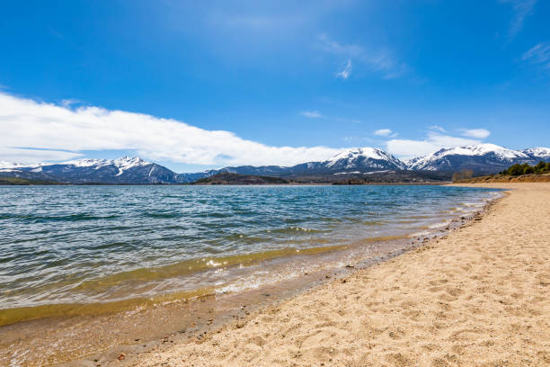 dillon lake reservoir with mountains in colorado at summer - lake dillon imagens e fotografias de stock