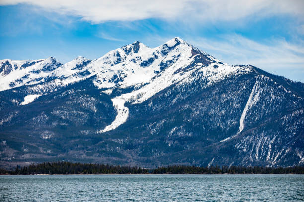 dillon lake reservoir with mountains in colorado at summer - lake dillon imagens e fotografias de stock